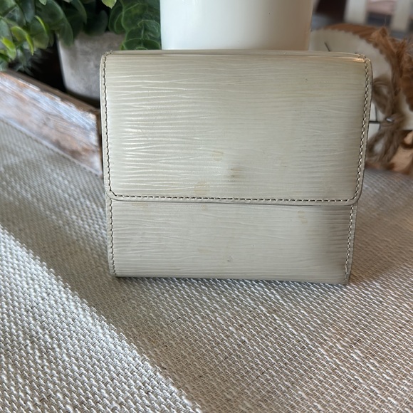 Authentic Luis Vuitton - Vintage Off White Epi trifold Wallet - Picture 2 of 9